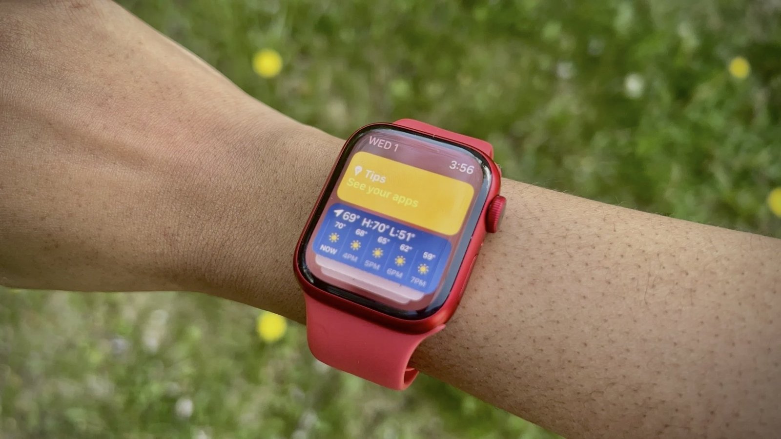 Apple Watch Series 9 no pulso de uma mulher