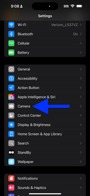 Seta azul apontando para a opção Câmera no iPhone