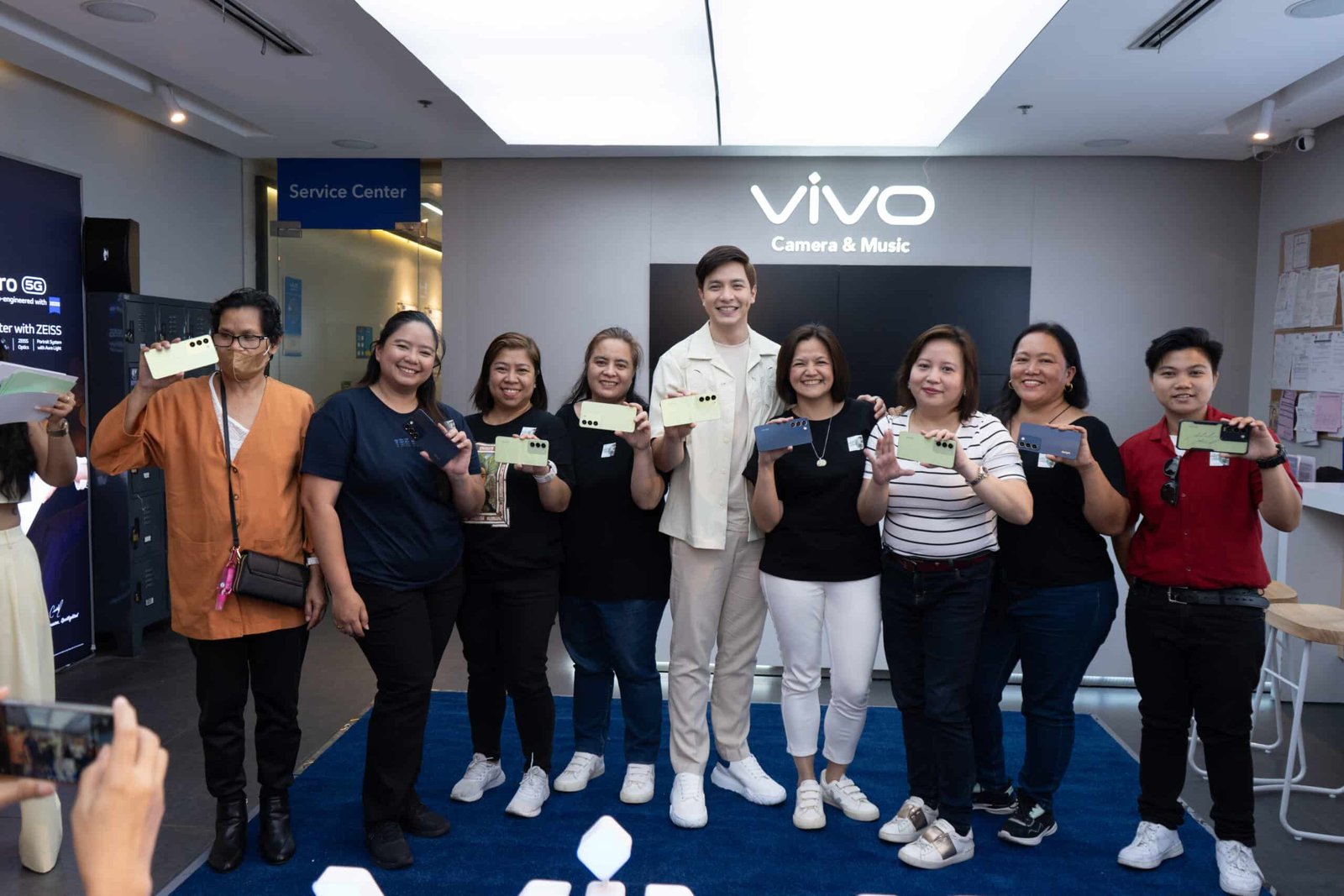 Encontro memorável: os fãs conhecem Alden Richards graças ao vivo Y100 - vivo x ZEISS Global Imaging Partnership (Série X)