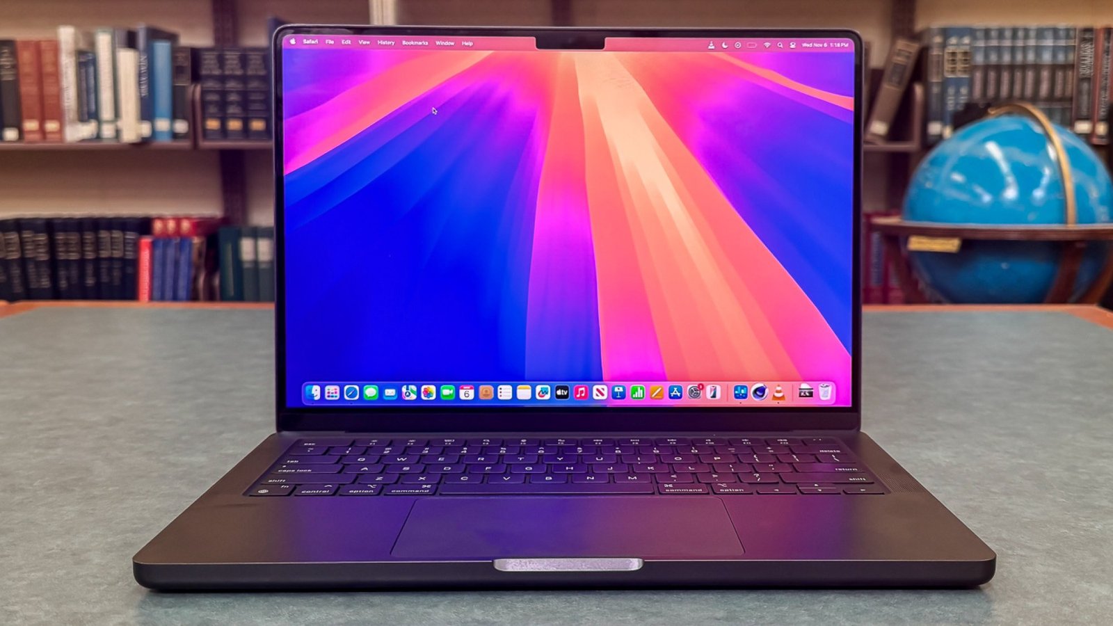 MacBook Pro M4 de 14 polegadas em uma estante