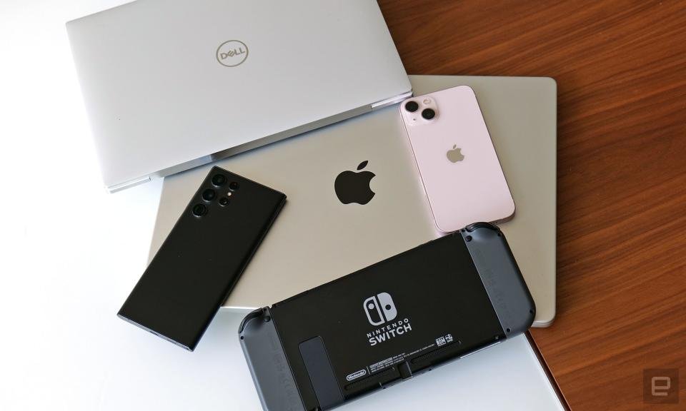Os cinco dispositivos que usamos para testar os carregadores são o iPhone 13, um Galaxy S22 Ultra, um Nintendo Switch (um modelo de lançamento de 2017), um Dell XPS 13 2021 e um MacBook Pro M1 Max de 16 polegadas.