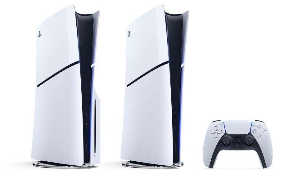 PlayStation 5 Slim e PlayStation 5 Slim Digital Edition, com um controlador Sony DualSense PS5.